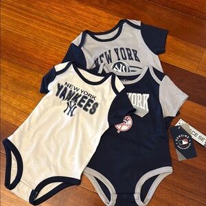 NWT Genuine Merchandise New York Yankees Bodysuit Trio 18M- Navy, Gray, White